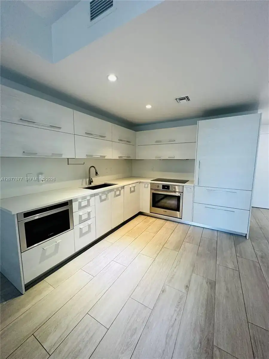45 SW 9th St # 1202, Miami FL 33130 photo 2