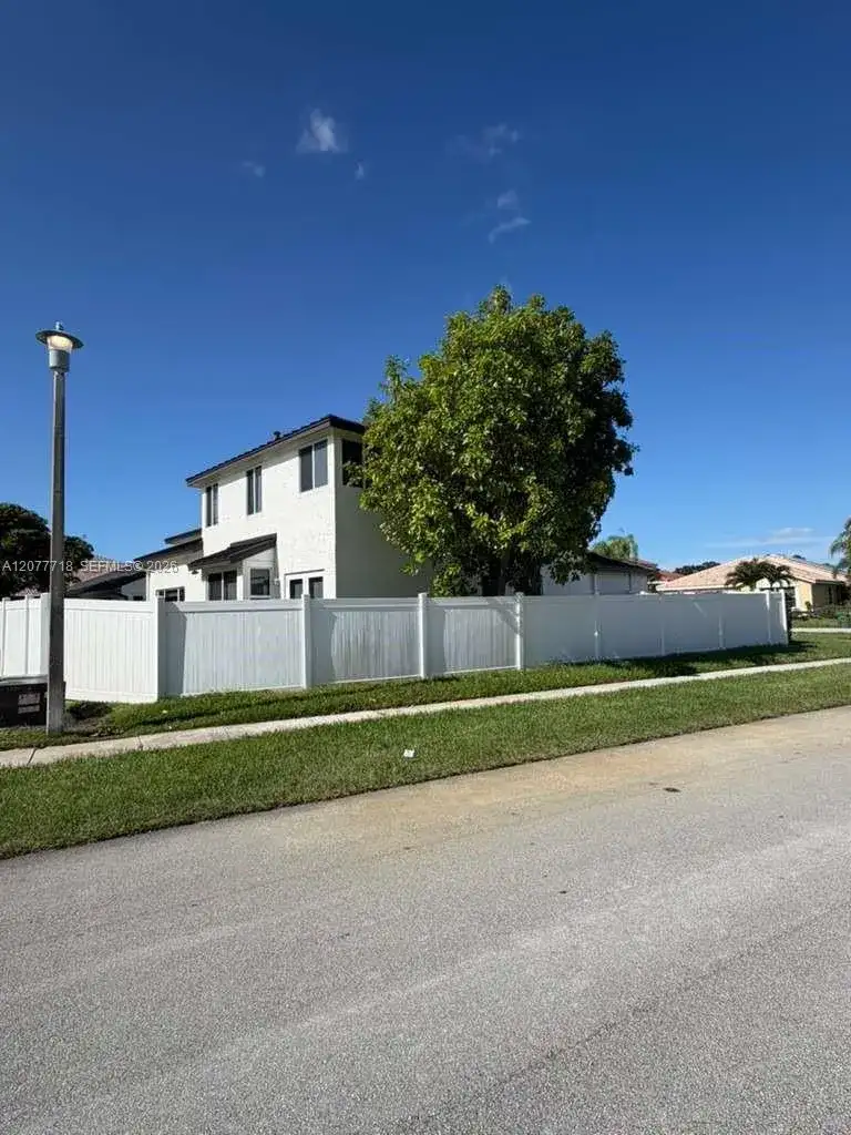 1920 NW 182nd Ter, Pembroke Pines FL 33029 photo 4