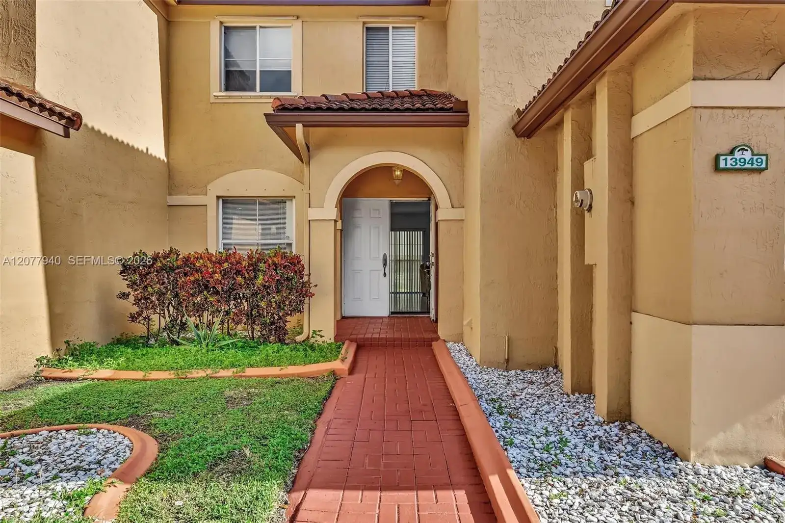 13949 N Forest Oak Cir, Davie FL 33325 photo 3