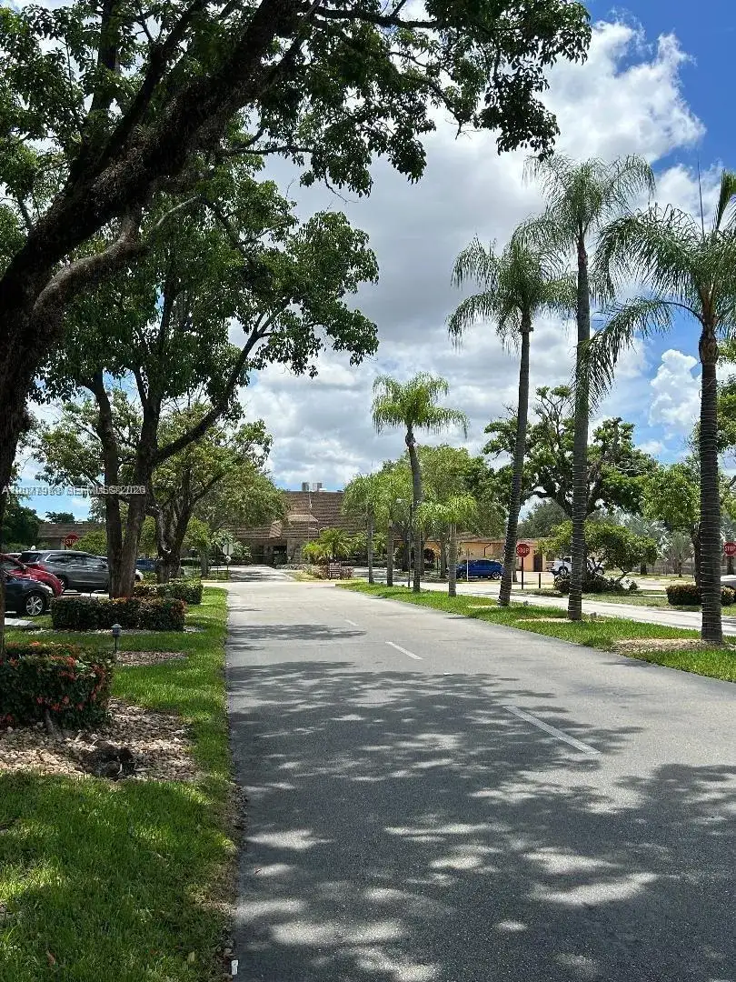 351 Cambridge Rd # 308, Hollywood FL 33024 photo 3