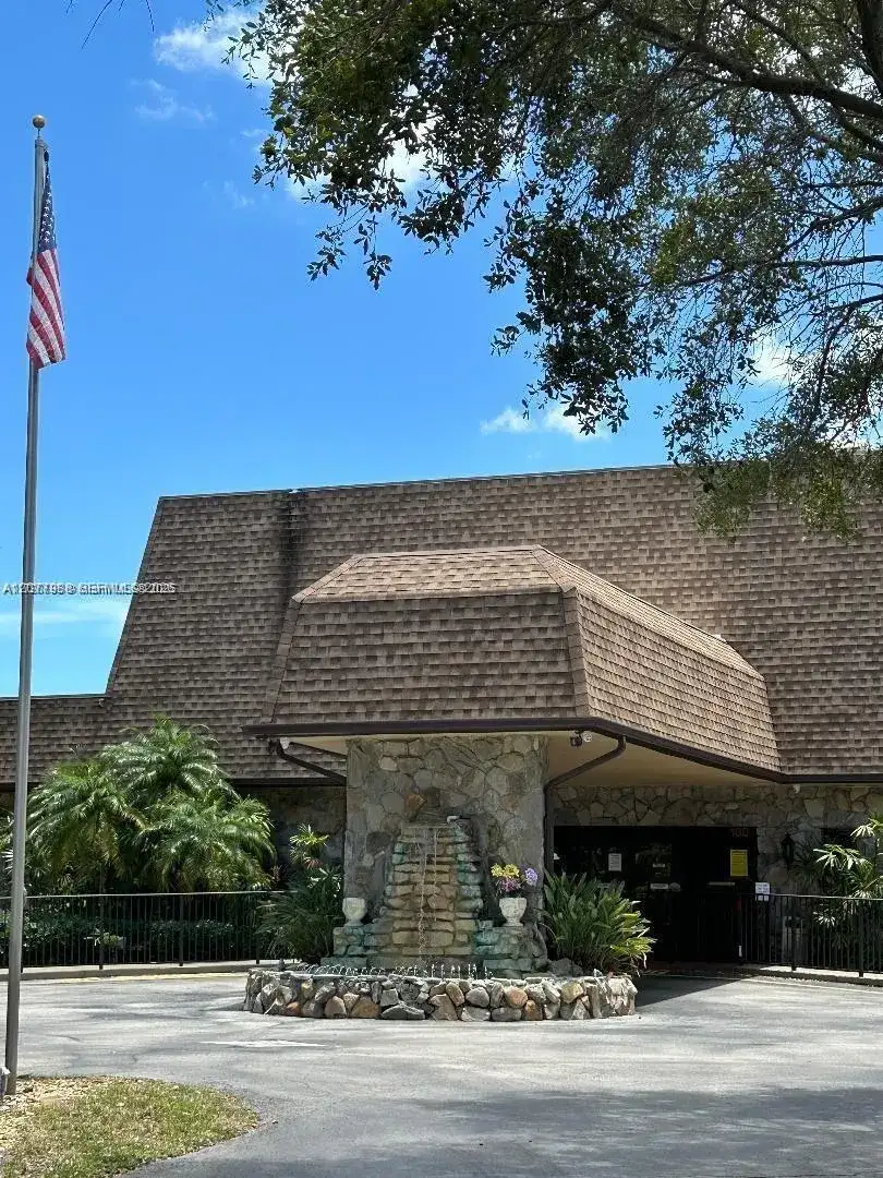 351 Cambridge Rd # 308, Hollywood FL 33024 photo 4