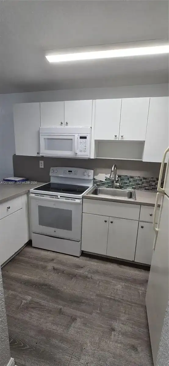 8027 NW 8th St # 13, Miami FL 33126 photo 2