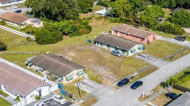 5649 SW 27th St, West Park FL 33023 photo 2