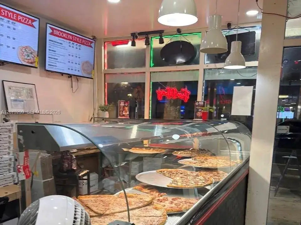 Pizzeria Conf., Miami FL 33131 photo 2