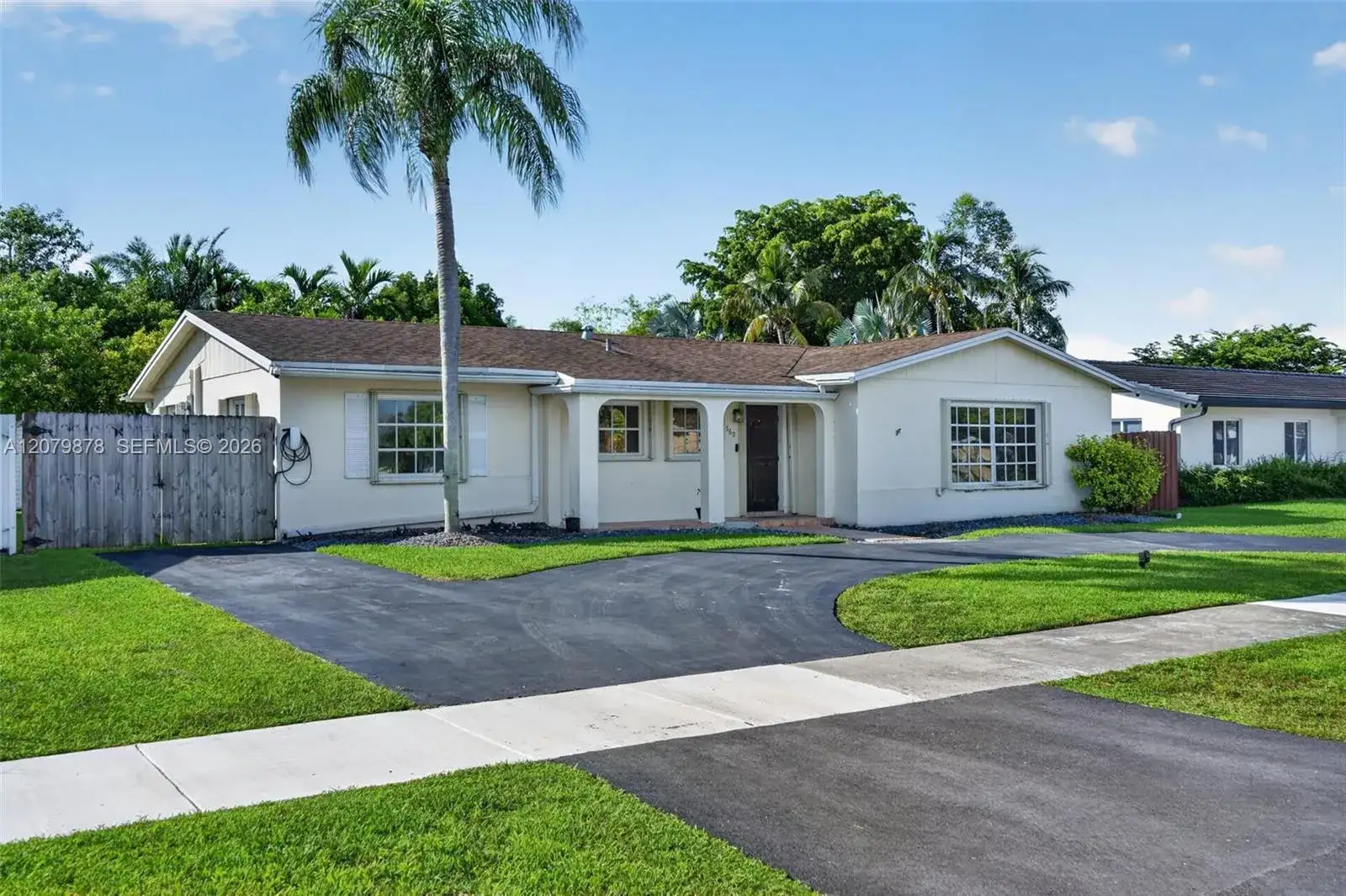 18569 SW 89th Pl, Cutler Bay FL 33157 photo 2
