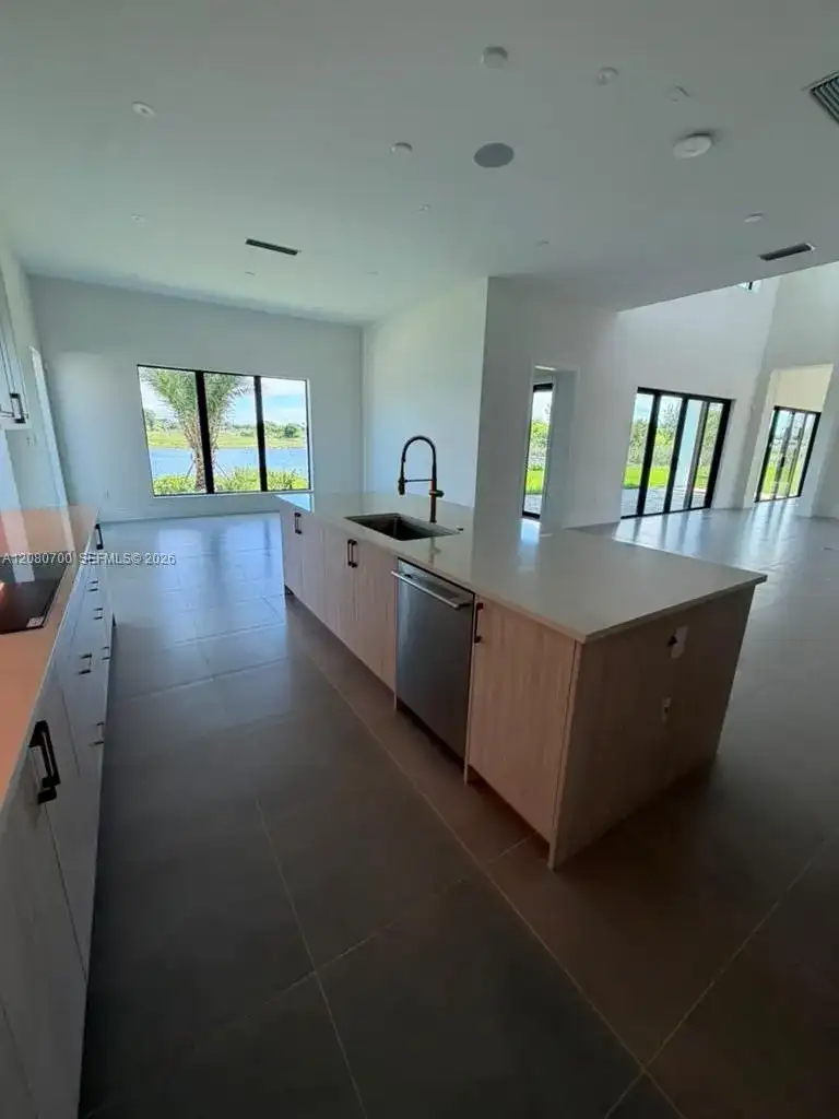 8540 NW 160th Terrace, Miami Lakes FL 33016 photo 4