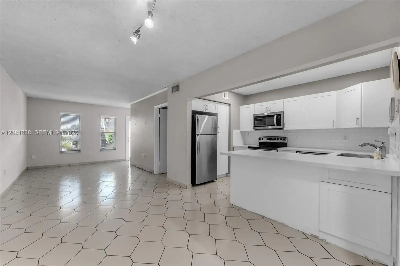 2018 SW 103rd Ct, Miami FL 33165 photo 4