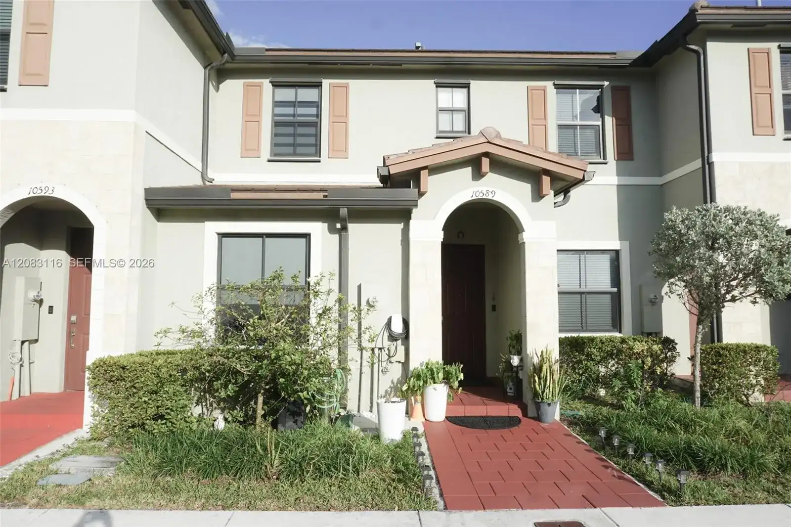 10589 W 32nd Ln, Hialeah Gardens FL 33018 photo 2