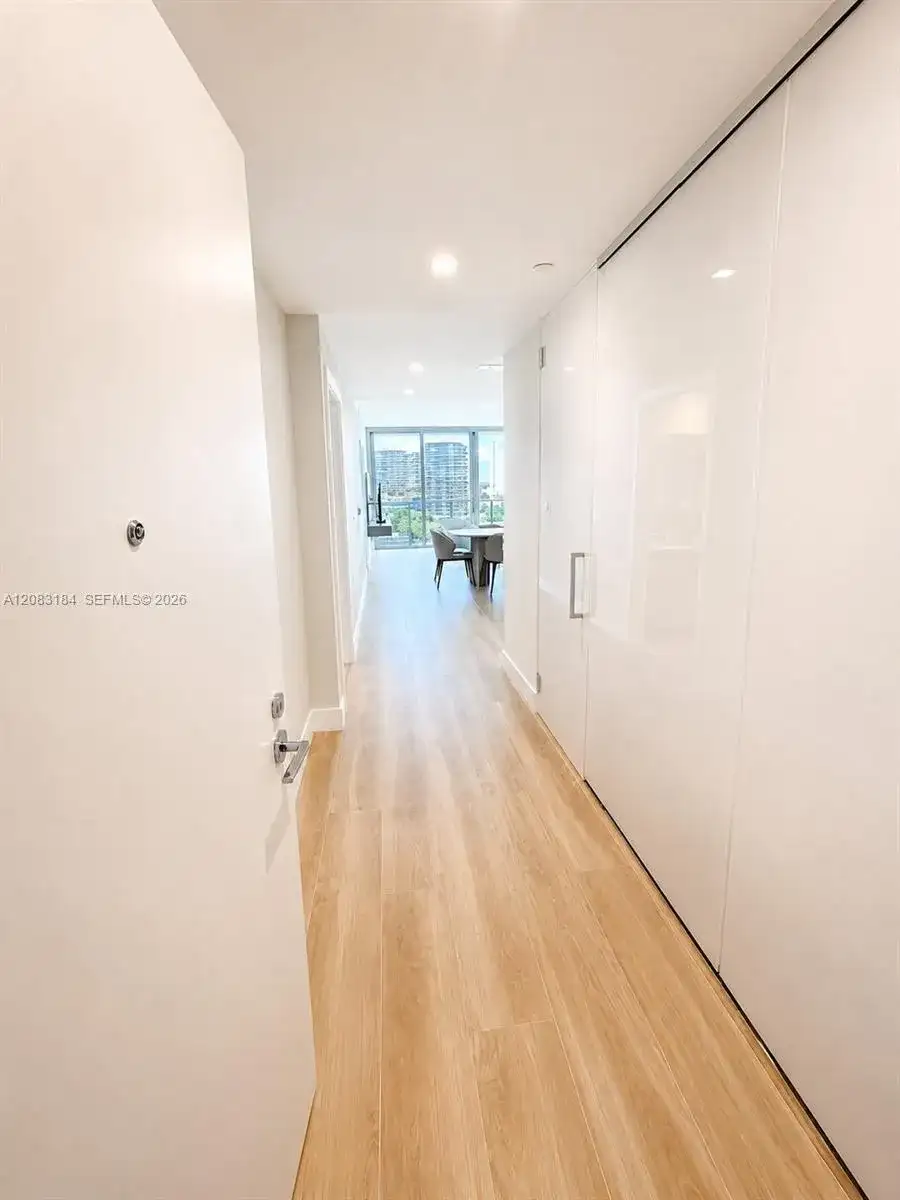 2411 Laguna Cir # 709, Miami FL 33181 photo 2
