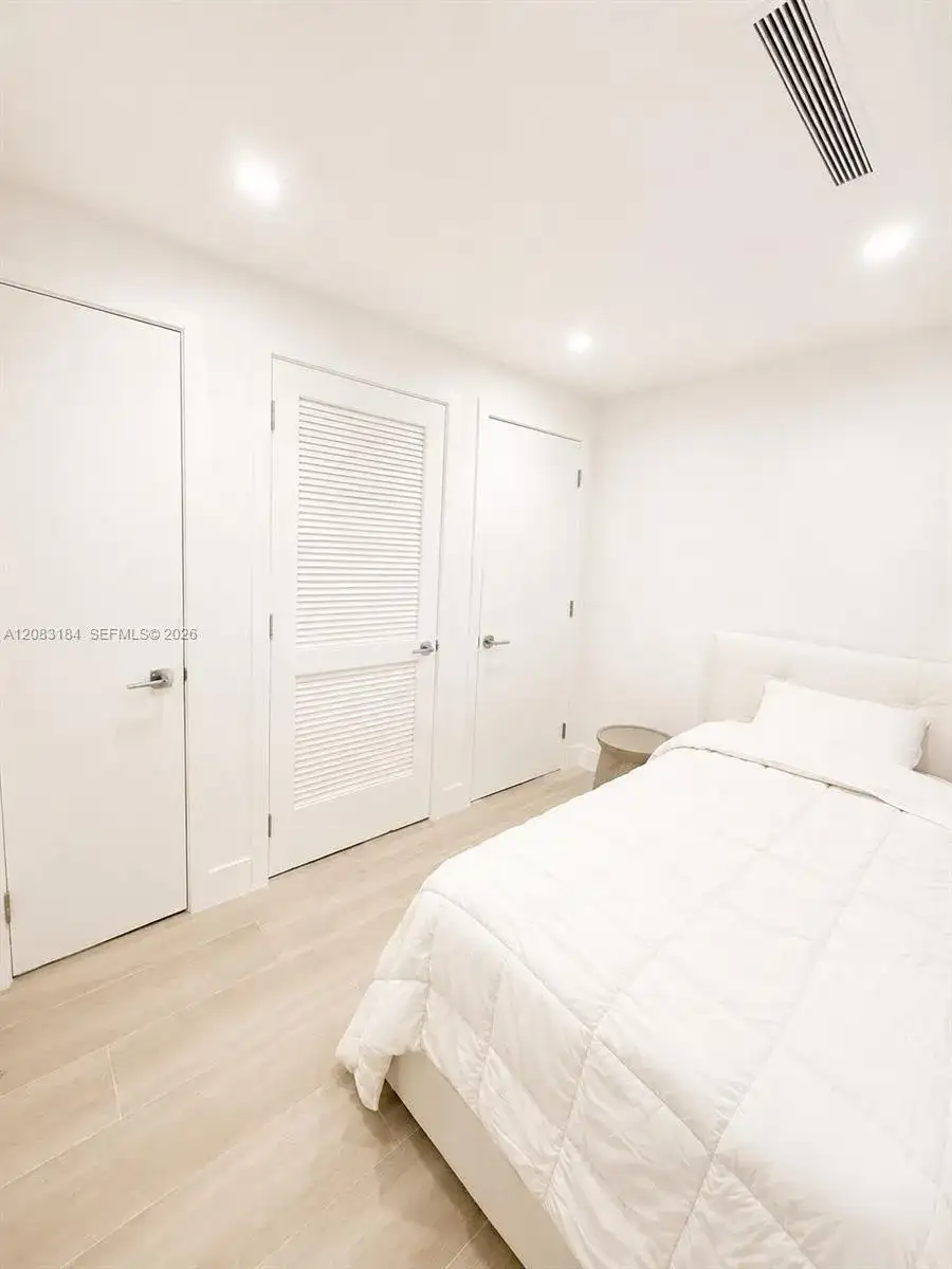2411 Laguna Cir # 709, Miami FL 33181 photo 3