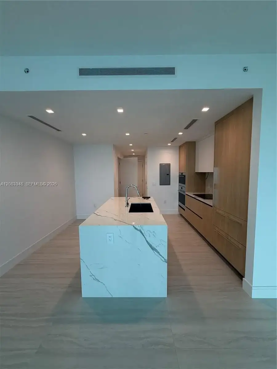 2411 Laguna Cir # 2307, North Miami FL 33181 photo 3