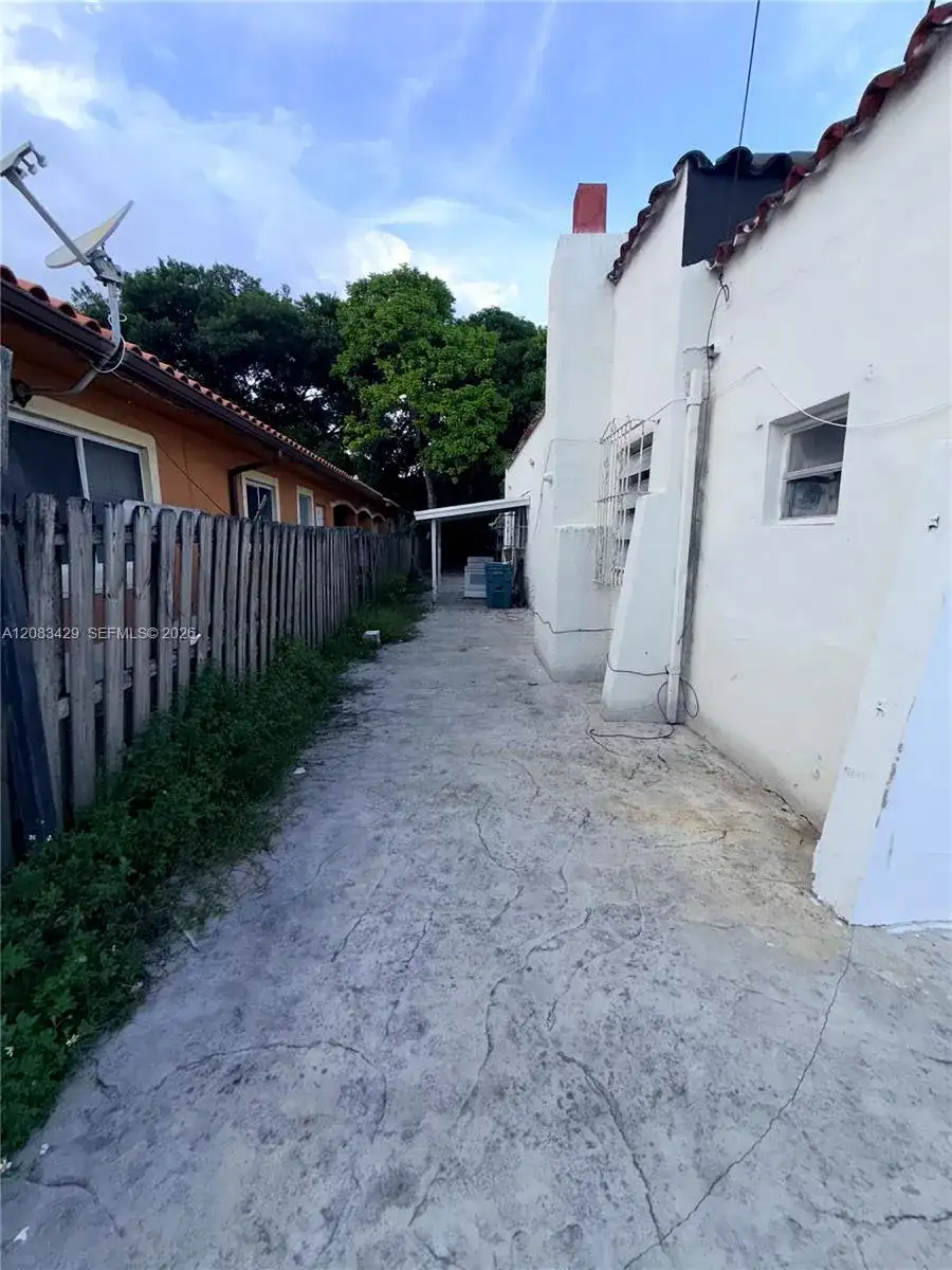 1829 NW 5th St, Miami FL 33125 photo 4