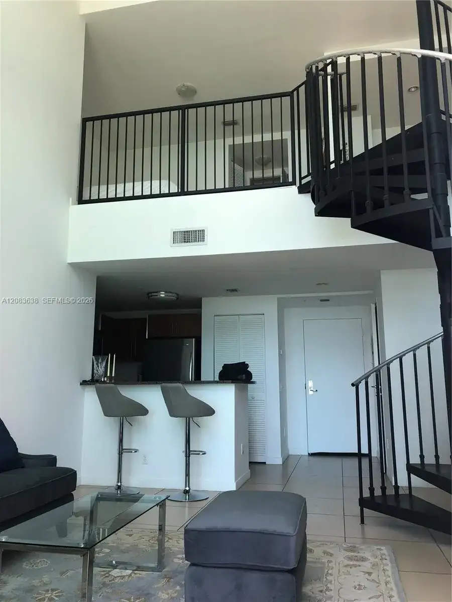 300 S Biscayne Blvd # 608, Miami FL 33131 photo 3