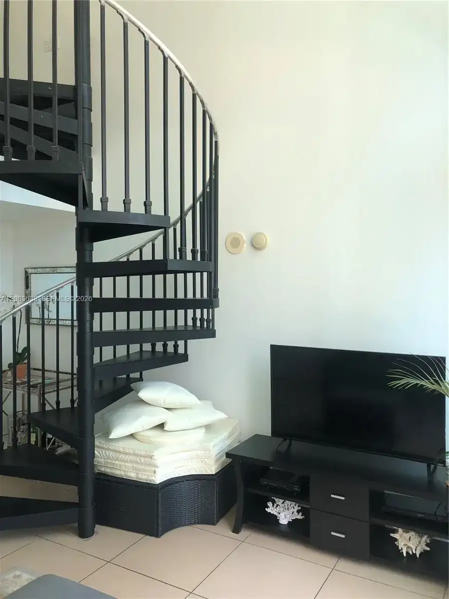 300 S Biscayne Blvd # 608, Miami FL 33131 photo 5