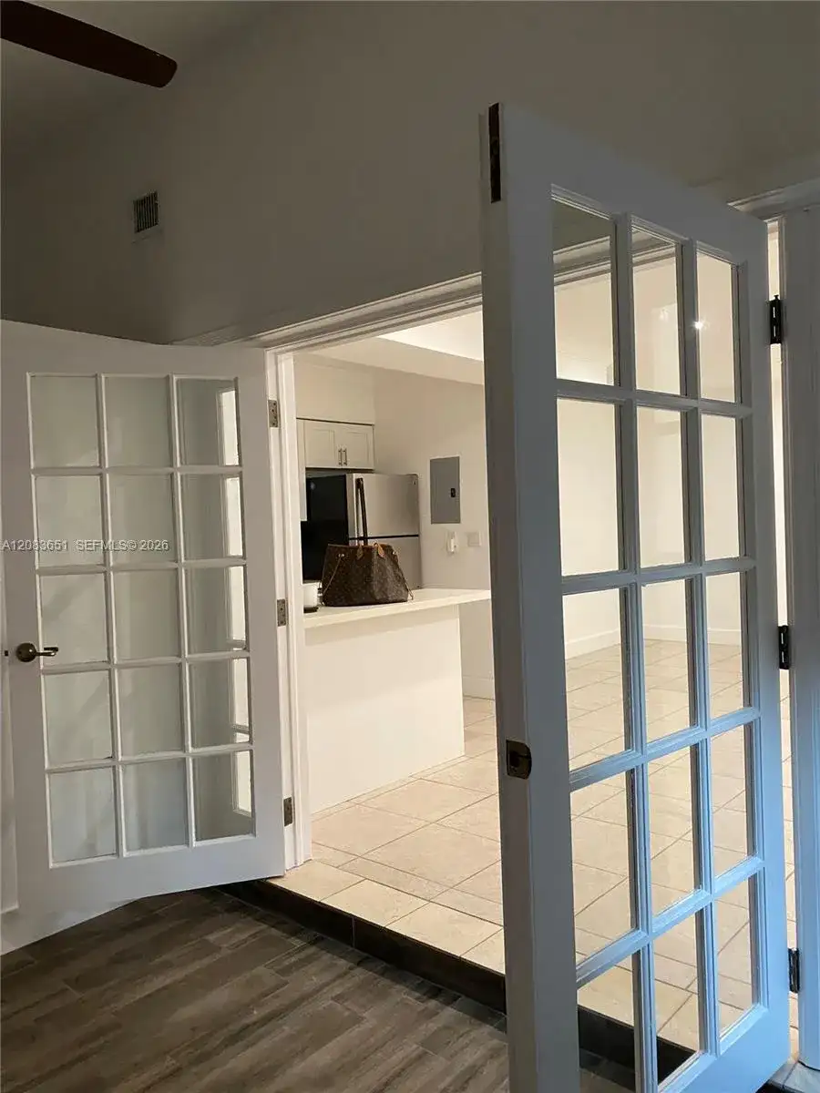 1 Edgewater Dr + DEN # 103, Coral Gables FL 33133 photo 2