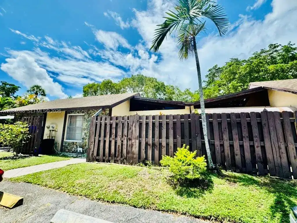332 Briarwood Cir # 19, Hollywood FL 33024 photo 2