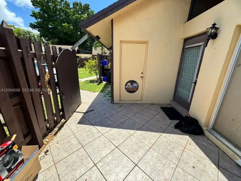 332 Briarwood Cir # 19, Hollywood FL 33024 photo 3
