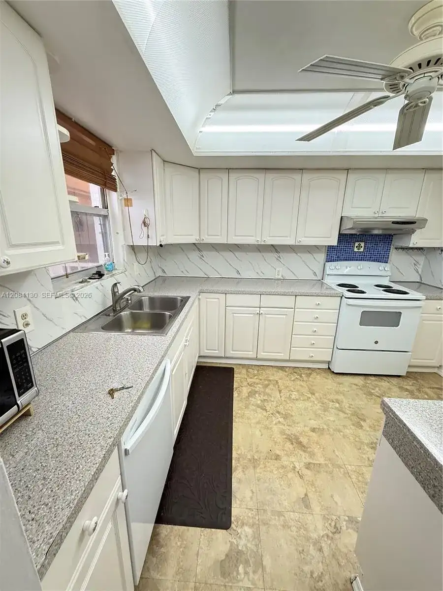 1351 NE Miami Gardens Dr # 1425E, Miami FL 33179 photo 4