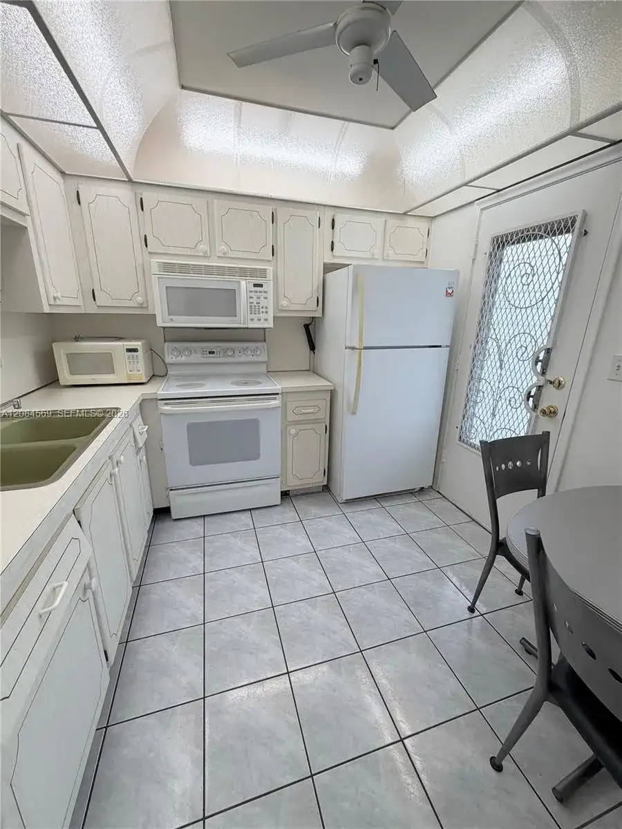 319 NE 14th Ave # 505, Hallandale Beach FL 33009 photo 2