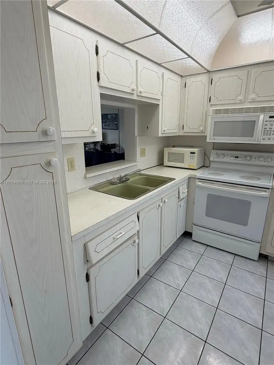 319 NE 14th Ave # 505, Hallandale Beach FL 33009 photo 3