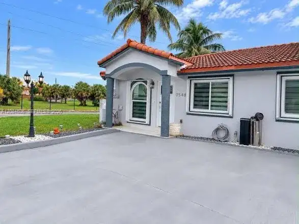 7548 NW 173rd Ter, Hialeah FL 33015 photo 2