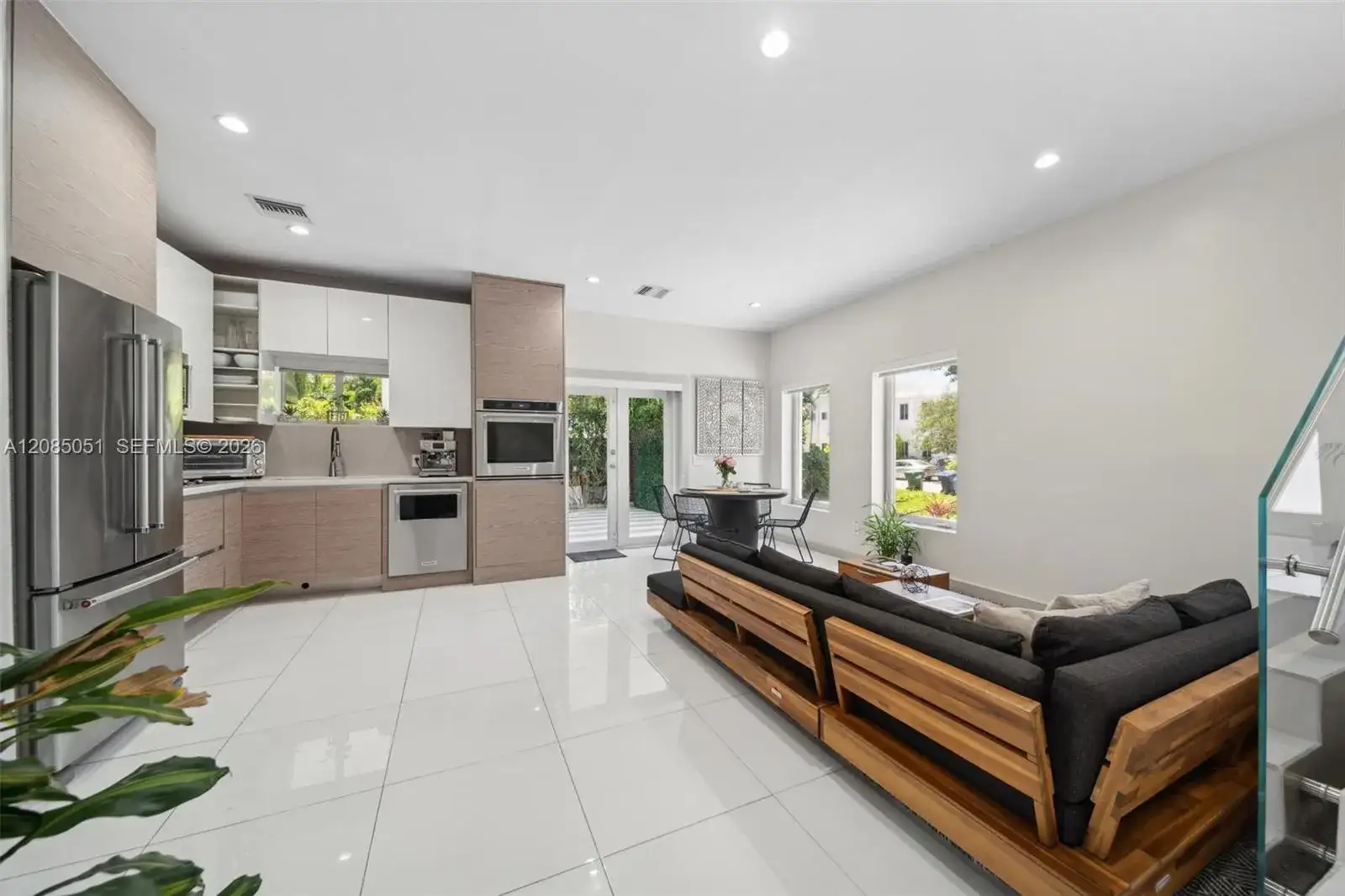 2615 NE 213th St, Miami FL 33180 photo 2