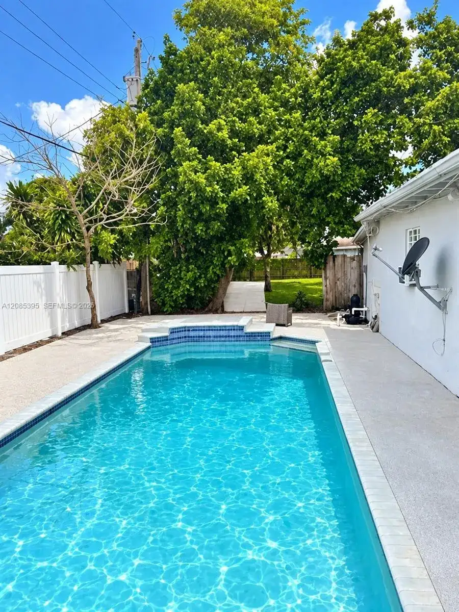4420 NW 37th St, Lauderdale Lakes FL 33319 photo 4