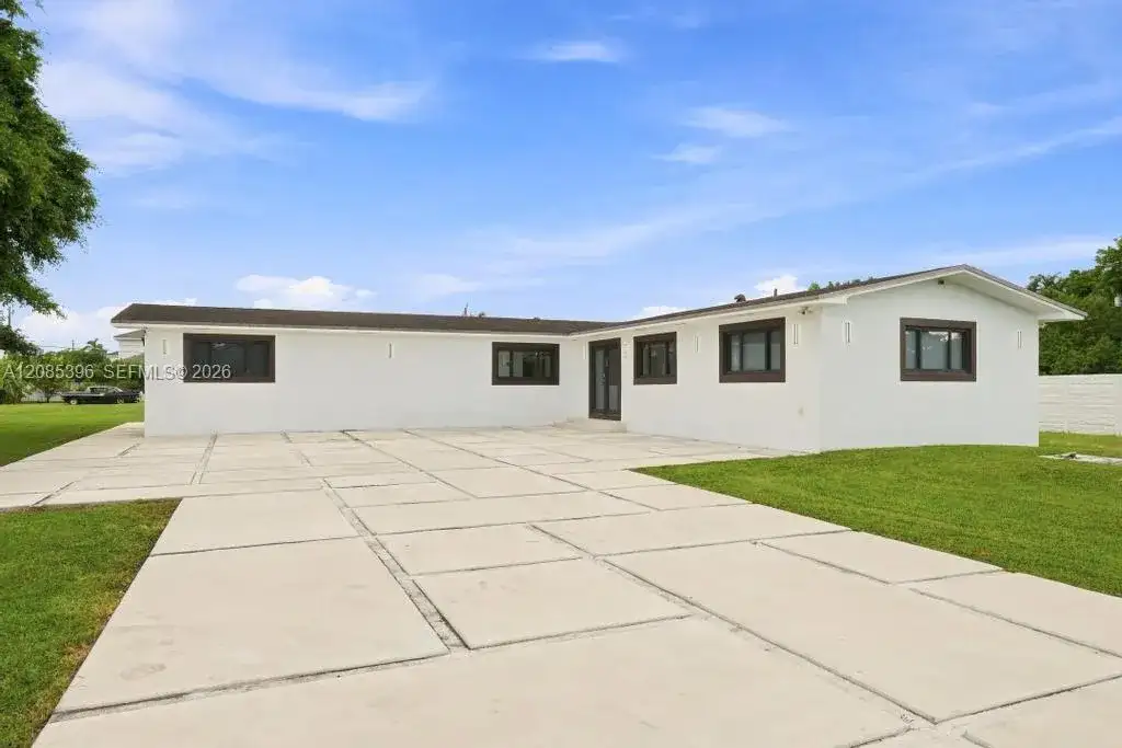 100 NW 120th Ave, Miami FL 33182 photo 2
