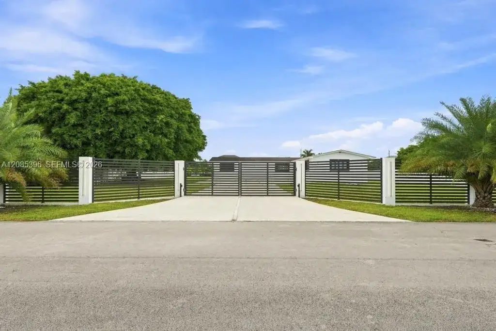 100 NW 120th Ave, Miami FL 33182 photo 3