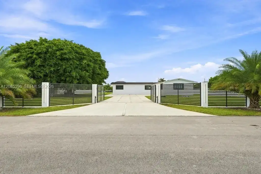 100 NW 120th Ave, Miami FL 33182 photo 4