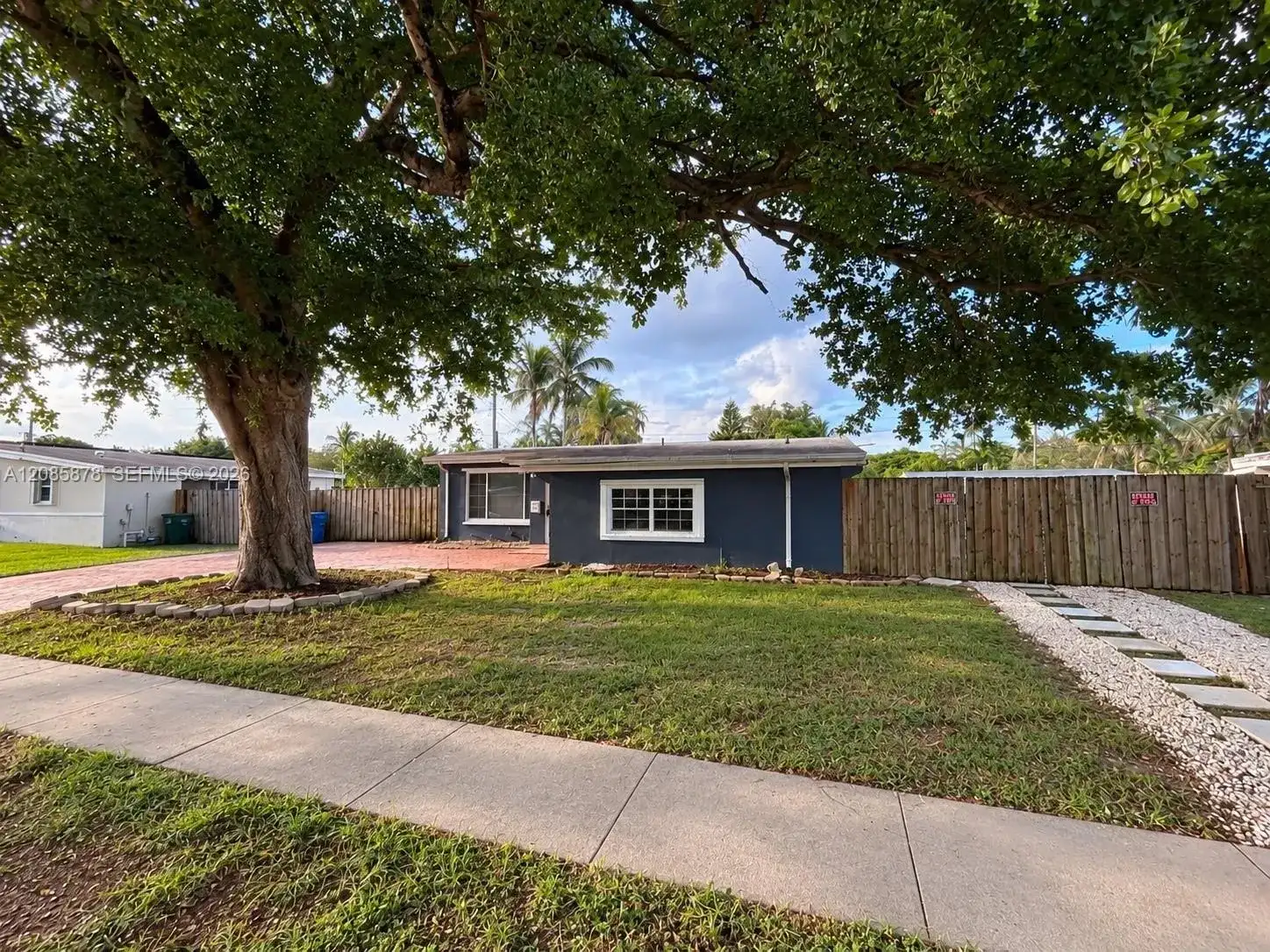 6541 SW 5th St, Pembroke Pines FL 33023 photo 2