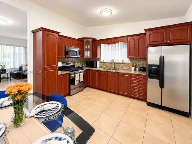 6541 SW 5th St, Pembroke Pines FL 33023 photo 3