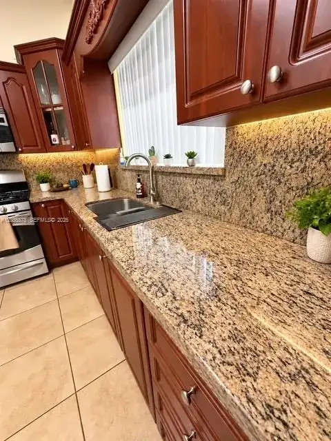 6541 SW 5th St, Pembroke Pines FL 33023 photo 4