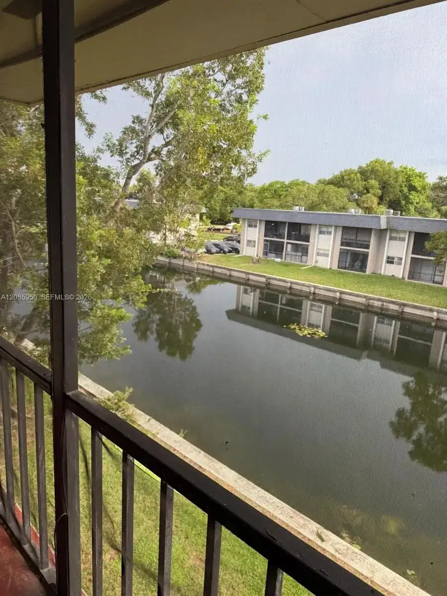 8040 N Colony Cir N # 304, Tamarac FL 33321 photo 2
