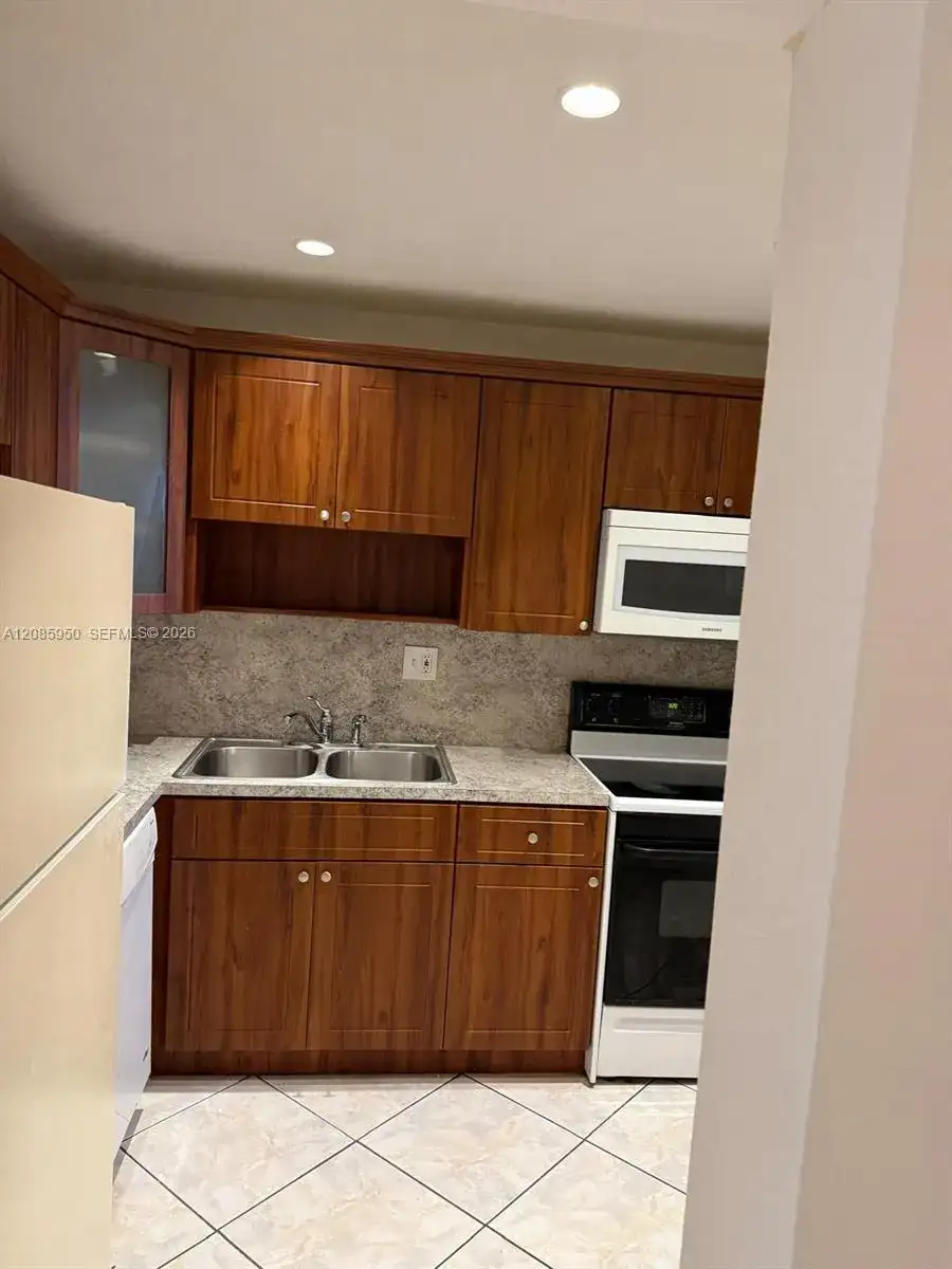 8040 N Colony Cir N # 304, Tamarac FL 33321 photo 3
