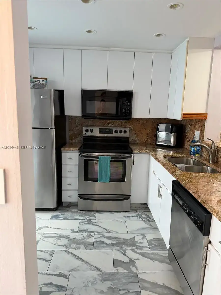 320 NE 12th Ave # 506, Hallandale Beach FL 33009 photo 3