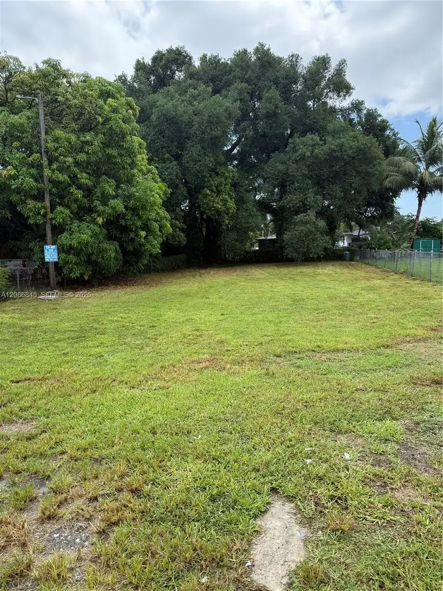 2754 NW 49th St, Miami FL 33142 photo 2