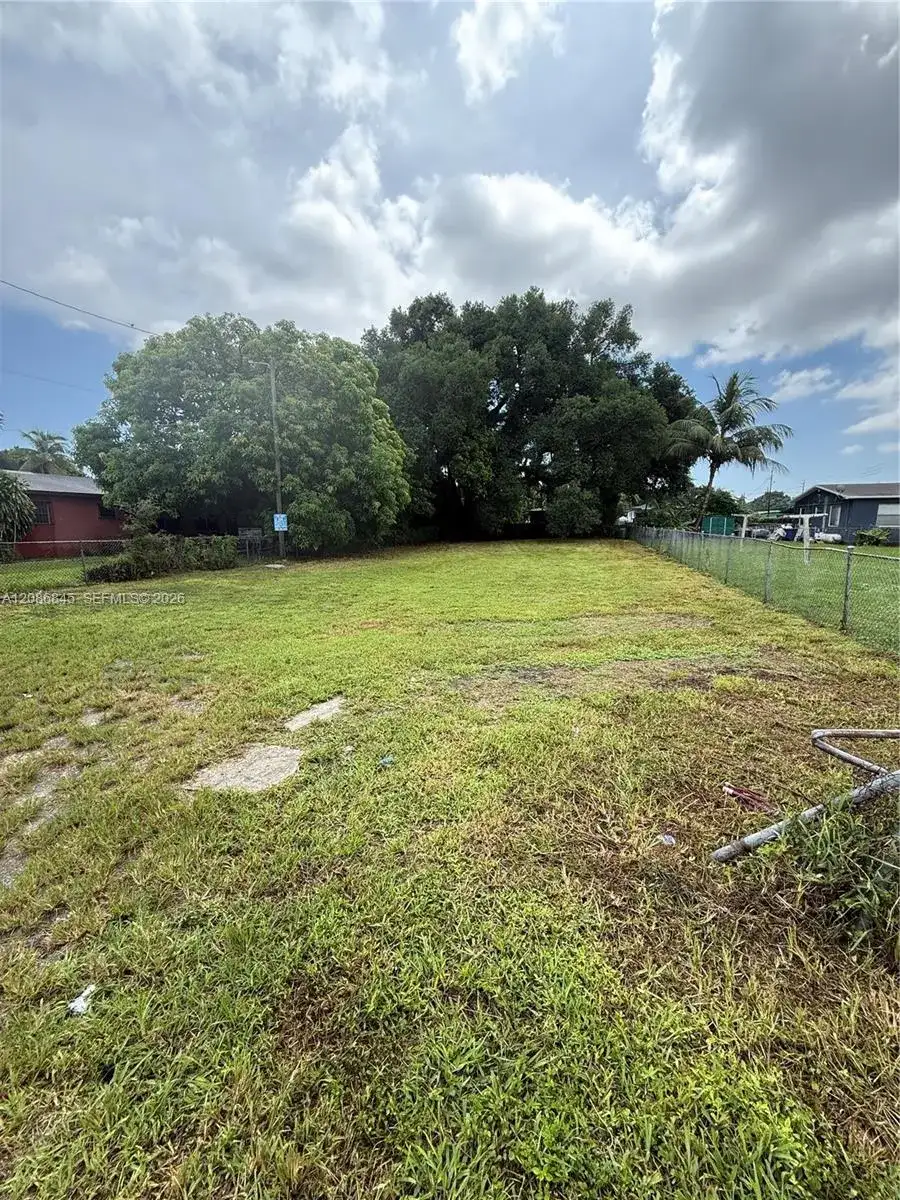 2754 NW 49th St, Miami FL 33142 photo 3