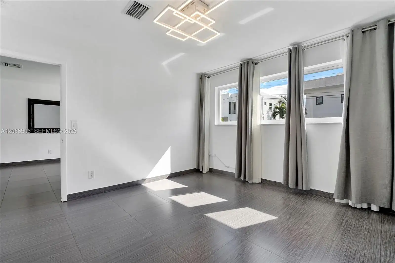 2505 NE 214th St, Aventura FL 33180 photo 2