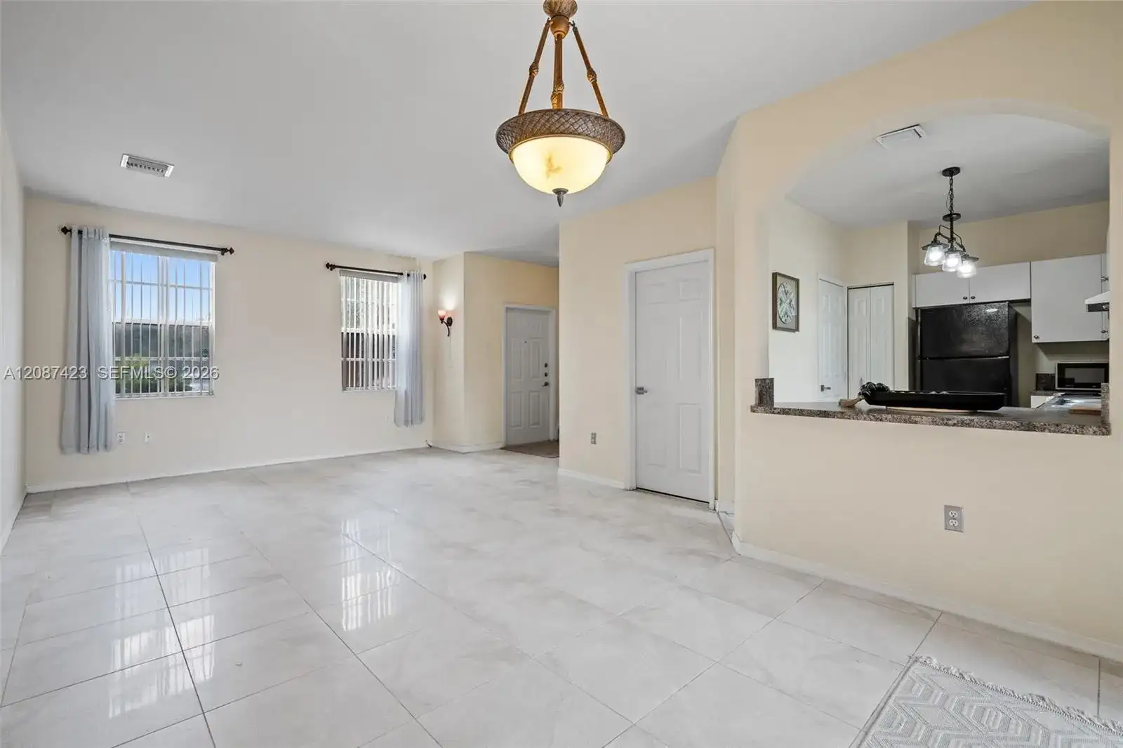 645 E Mowry Ct, Homestead FL 33030 photo 4