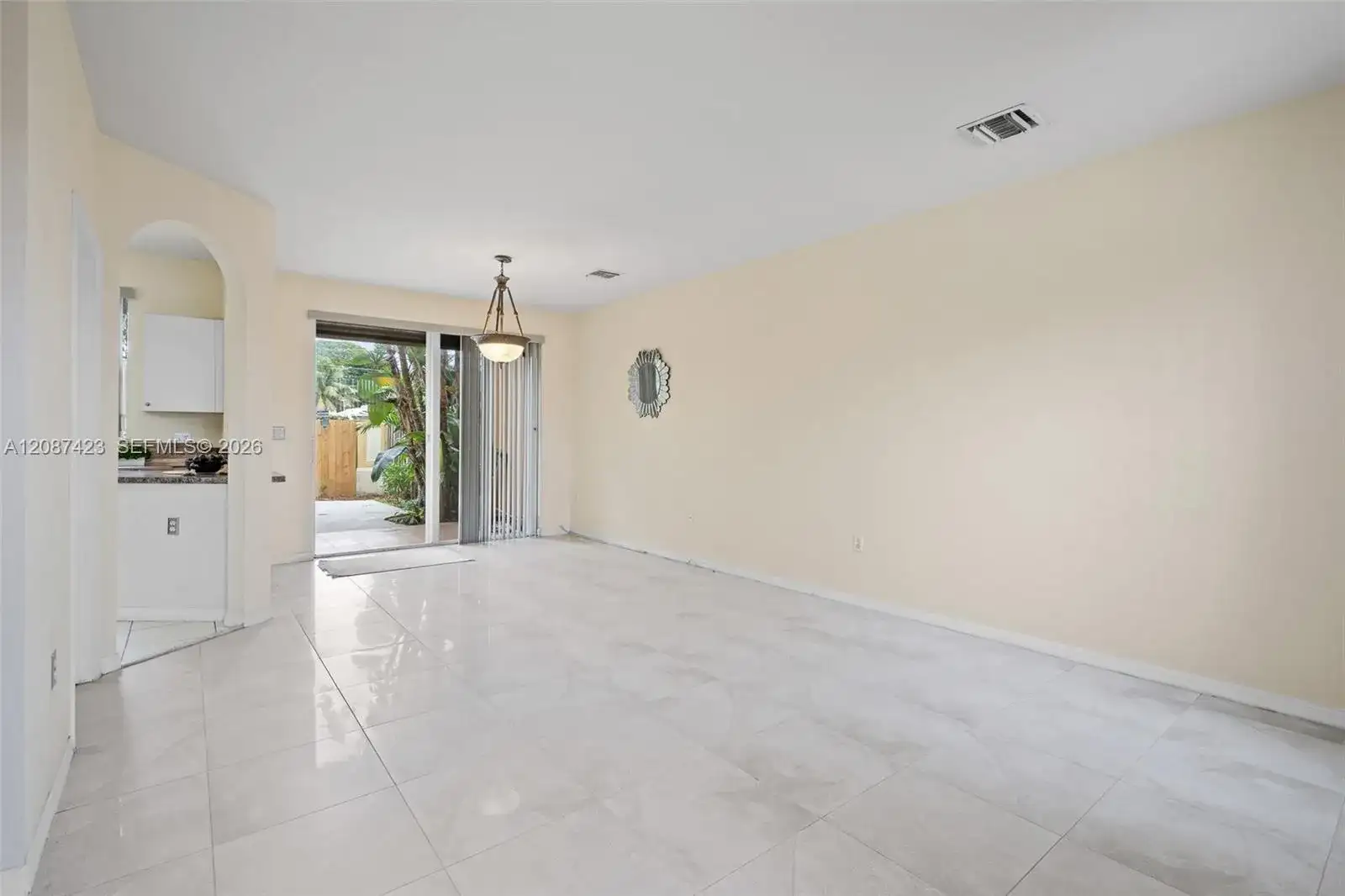 645 E Mowry Ct, Homestead FL 33030 photo 5