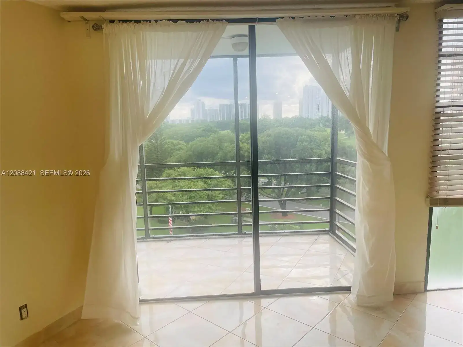 20400 W Country Club Dr # 711, Aventura FL 33180 photo 2