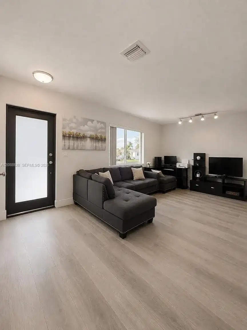 8260 SW 27th Ter, Miami FL 33155 photo 2