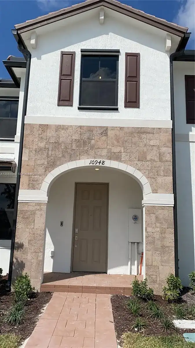 10948 W 32nd Ln, Hialeah FL 33018 photo 4