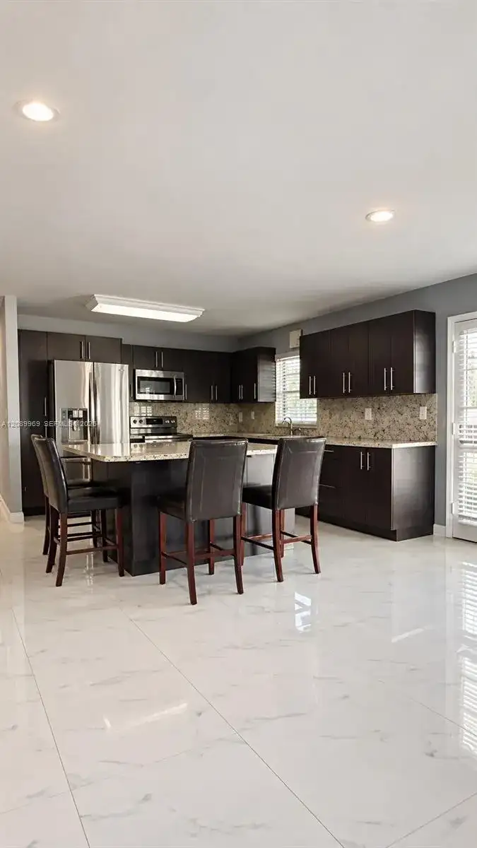 18310 NW 85th Ave, Hialeah FL 33015 photo 5