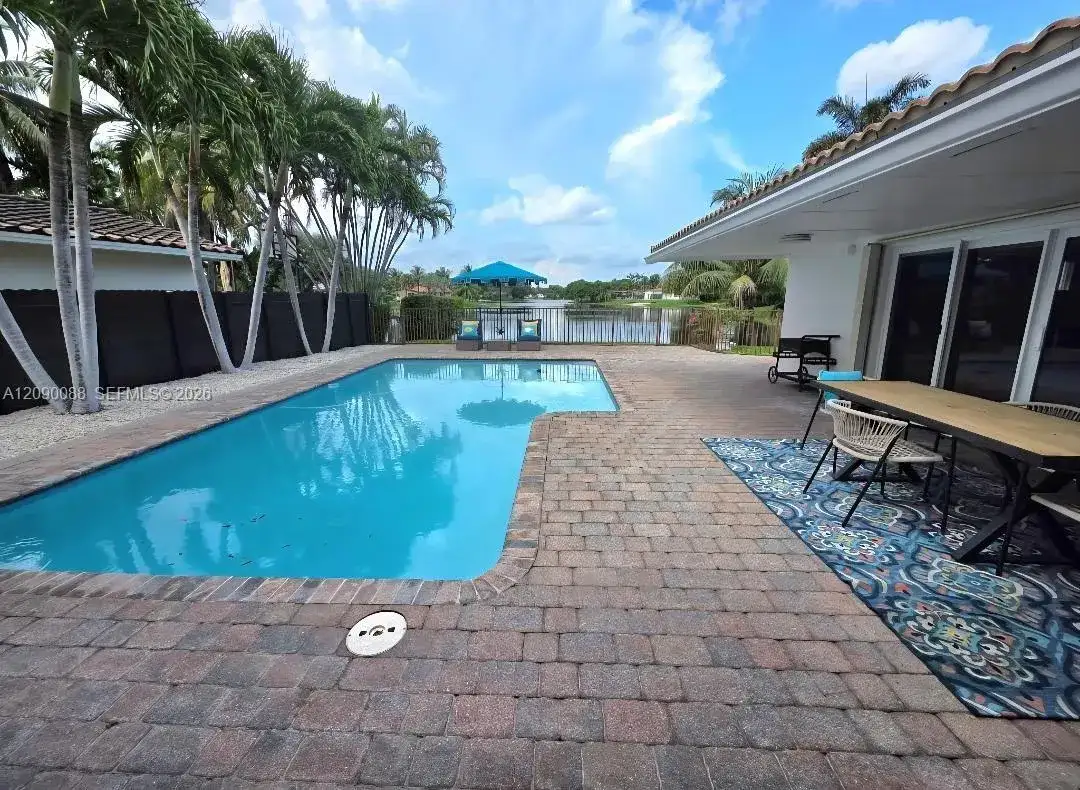 7311 Sabal Dr, Miami Lakes FL 33014 photo 2
