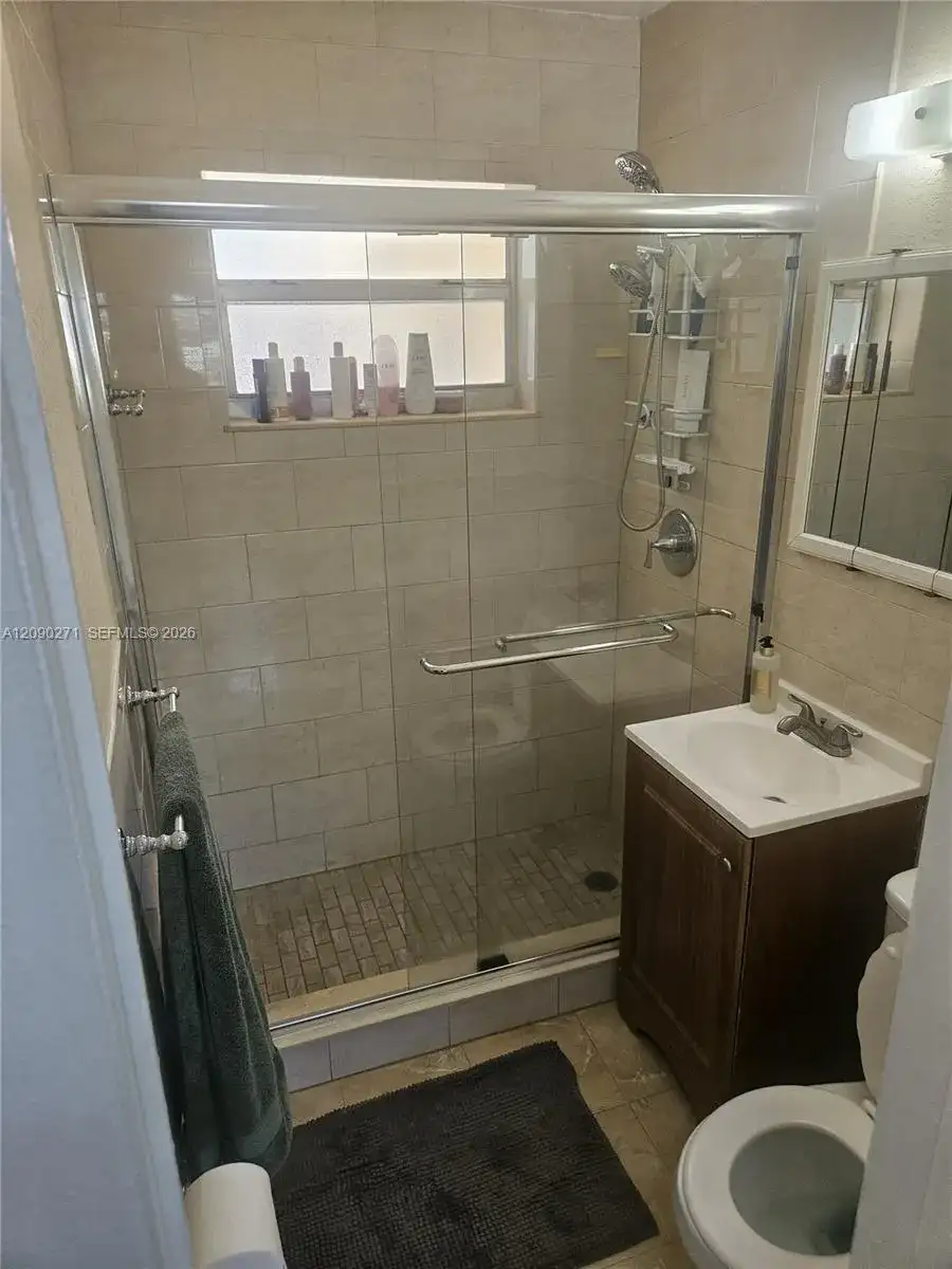 5318 W 4th Ln, Hialeah FL 33012 photo 5