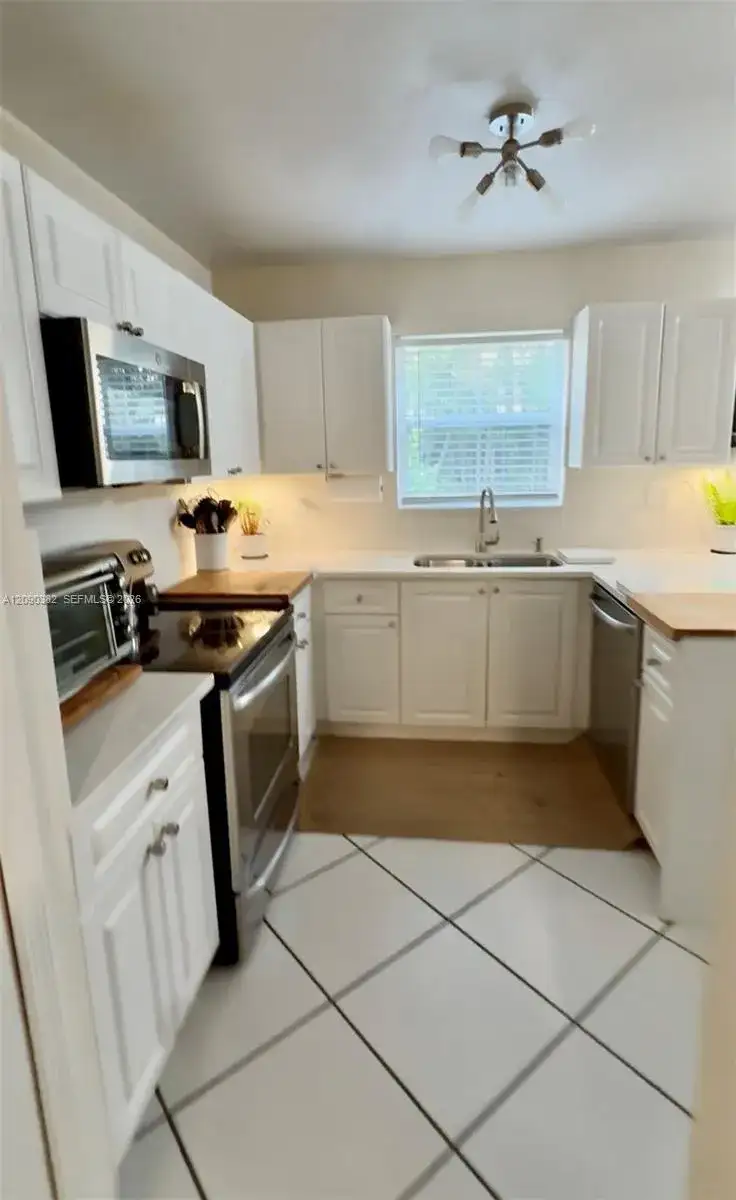 195 Sable Palm Way, Davie FL 33325 photo 2