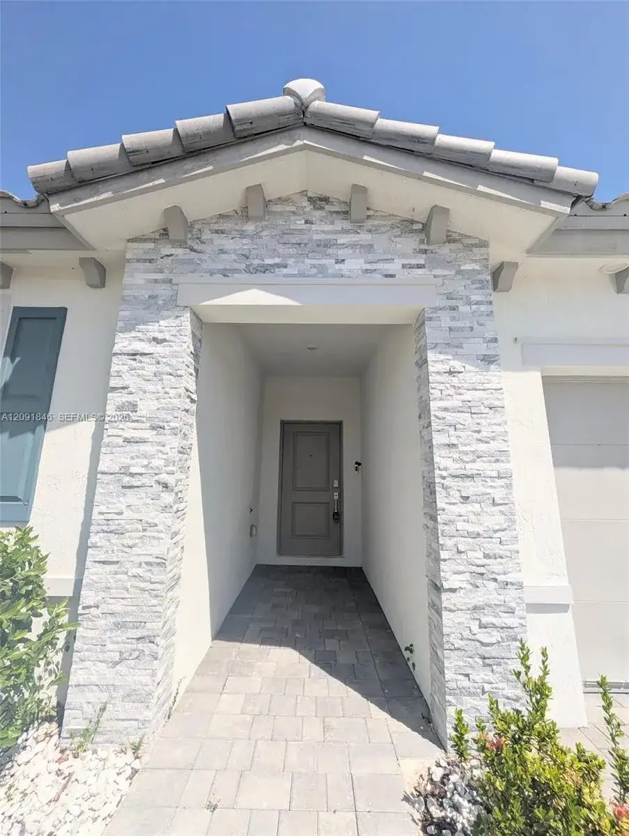 833 SE 26th Rd, Homestead FL 33035 photo 2