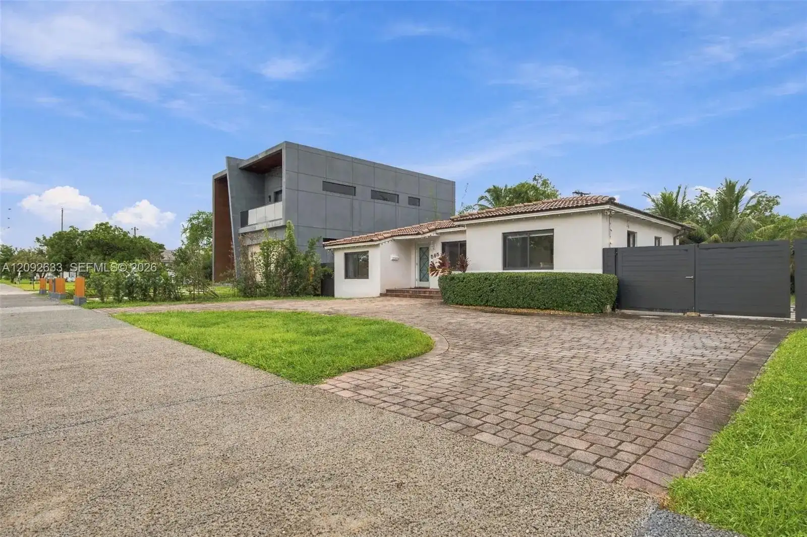 565 East Dr, Miami Springs FL 33166 photo 2